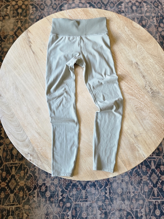 Vuori Pants - Vuori High-Waist Leggings in Light Sage Green